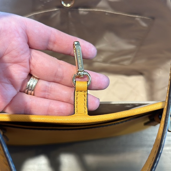 Micheal Kors Tote w/ clutch wallet - Picture 5 of 11